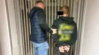 Policjant z zatrzymanym mężczyzną 