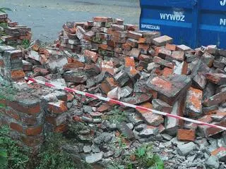 Rozbiórka muru przy dawnym Umschlagplatz na Muranowie