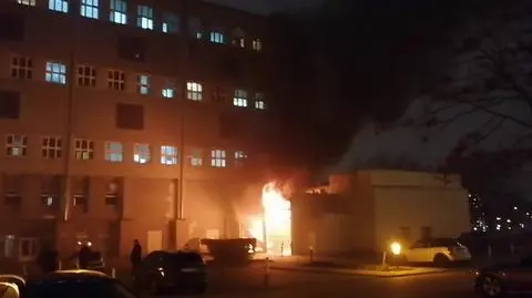 Pożar komory śmietnikowej na Mokotowie. Z sąsiedniego budynku ewakuowano 130 osób