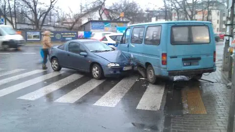 Czterech pieszych potrąconych na pasach