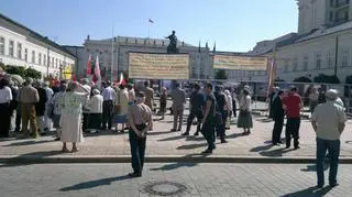 Kilkadziesiąt osób przed Pałacem