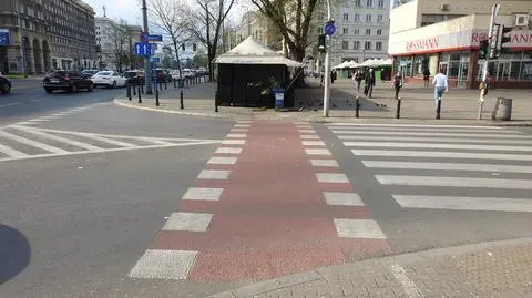 Brakujący fragment ścieżki po wschodniej stronie alei