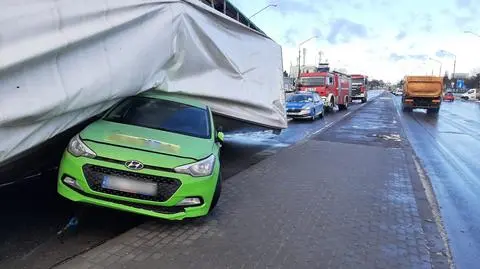 Wiatr przewrócił naczepę na auto nauki jazdy