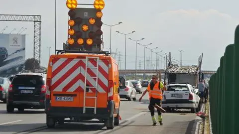 S8 stała w korku po zderzeniu ciężarówki z autem osobowym 