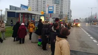 Na Natolinie pasażerowie czekają na autobus zastępczy