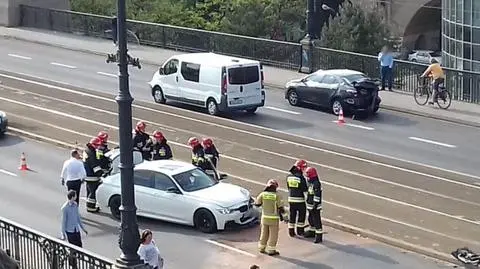 Zderzenie na moście Poniatowskiego. Rozbite auta blokowały dwa pasy