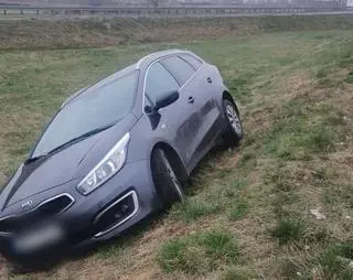 Auto wypadło z jezdni na Południowej Obwodnicy Warszawy