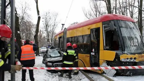 Tramwaj wypadł z szyn  po zderzeniu z audi