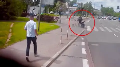 Kobieta spadła z wózka inwalidzkiego. Z pomocą ruszył kierowca autobusu. "To był odruch"