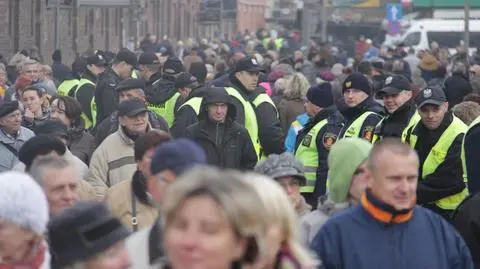 Kordon na św. Wincentego. "Policja rozdziela pieszych"