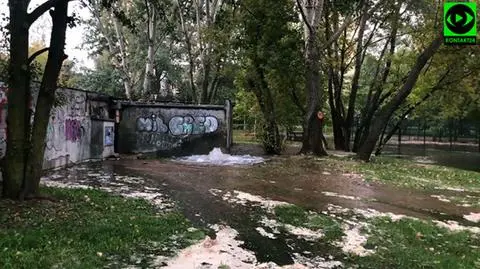  Boisko jak jezioro, chodnik jak rzeka. Awaria na Żoliborzu