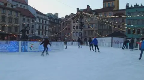 Ślizgają się na Starym Mieście. "Sporo turystów"