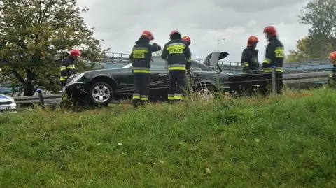 Wpadł w poślizg, zaklinował się na linkach