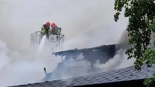 Strażacy gaszą ogień z podnośników 