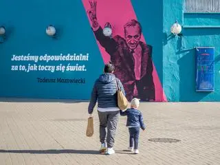 Przestrzeń przy stacji metra Centrum wzbogacił mural z wizerunkiem Tadeusza Mazowieckiego