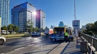 Zderzenie auta osobowego i autobusu przy Dworcu Zachodnim