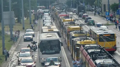 Tramwaj potrącił rowerzystę w tunelu Trasy W-Z. Składy stanęły