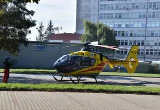 Nie było wolnej karetki. Strażackim busem zawieźli pacjentkę do śmigłowca LPR