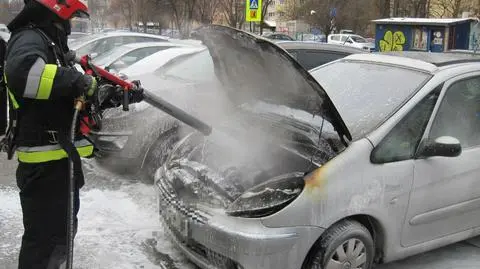 Gasili auto na Bielanach. "Kłęby dymu i płomienie"