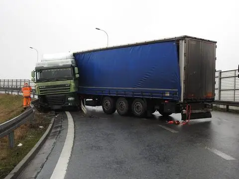 Kolizja ciężarówki na węźle Opacz