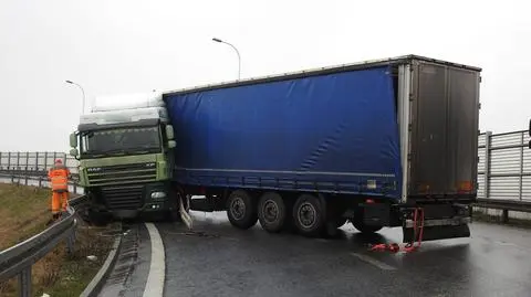 Kolizja ciężarówki na węźle Opacz