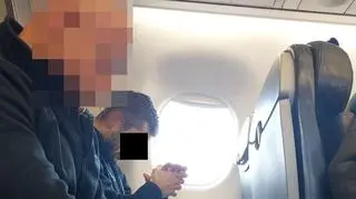 Do kraju wrócił na pokładzie samolotu