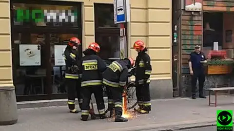 Skomplikowana operacja usunięcia roweru