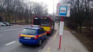 Autobus ściął latarnię