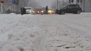 Trudne warunki drogowe na Puławskiej