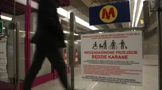 Za przejścia bramką awarynją w metrze można dostać mandat