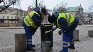 Pierwsze wiosenne mycie koszy na Krakowskim Przedmieściu