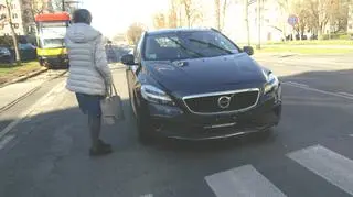 Zderzenie volvo i mazdy na Grochowie