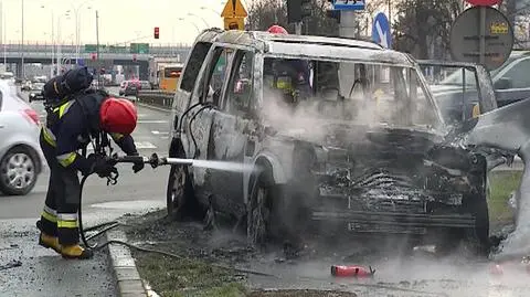 Land rover spłonął w Al. Krakowskiej. Utrudnienia w obie strony