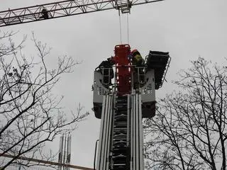 Akcja strażaków na placu budowy przy Kasprzaka