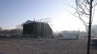 Scena na błoniach stadionu