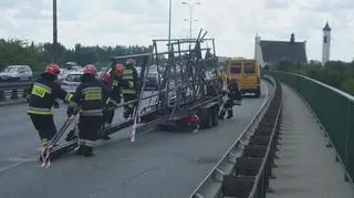 Strażacy stawiają przewrócone elementy