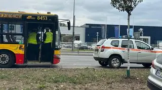 Kierowca autobusu uderzony w twarz przez innego kierowcę 