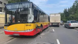 Zderzenie autobusu miejskiego z autem dostawczym