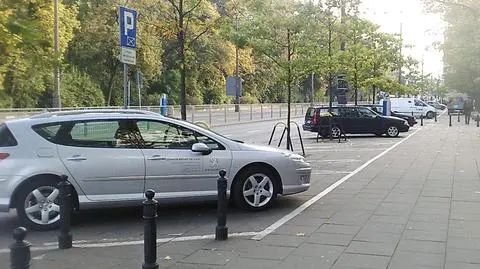 Szczyt w stolicy. Kierowcy parkują mimo zakazu