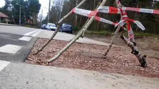 Wystająca studzienka uszkodziła auto w Wesołej