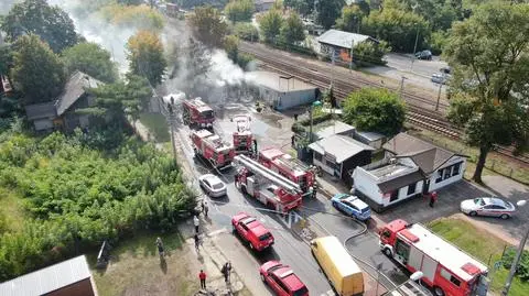 Najpierw zapalił się pustostan, później sklep z artykułami chemicznymi