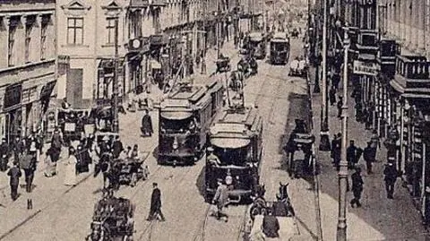 Pasażerowie w ogrzewanym wagonie, motorowy w kożuchu z barana i po herbatce z prądem 