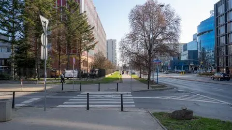 Zlikwidują "rowerowy teleport", wydeptane ścieżki zastąpi chodnik 