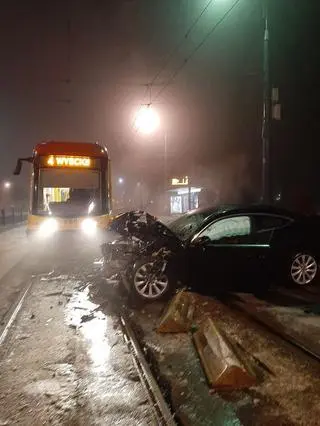 Zderzenie auta z tramwajem na Marszałkowskiej