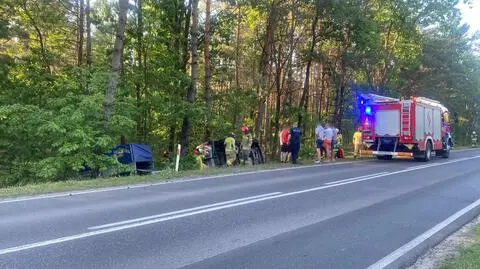 Samochód zjechał z drogi i przewrócił się na bok