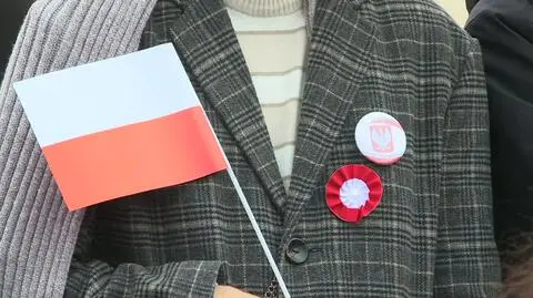 Miasto rozda biało-czerwone kotyliony. Gdzie je znaleźć?