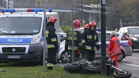 Al. Niepodległości: śmiertelny wypadek. Motocykl uderzył w autobus