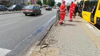 Uszkodzony autobus na Grochowskiej