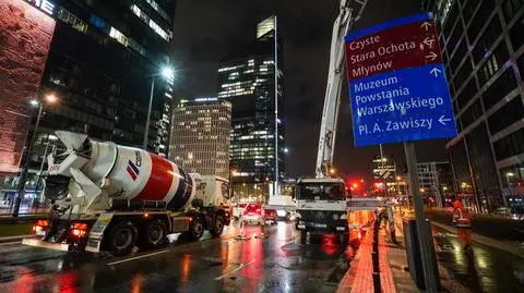 Drogowcy betonują nieczynny tunel pod Prostą