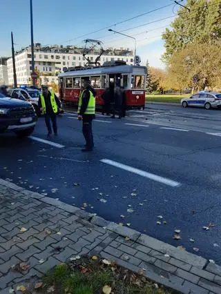 Kolizja zabytkowego tramwaju z autem